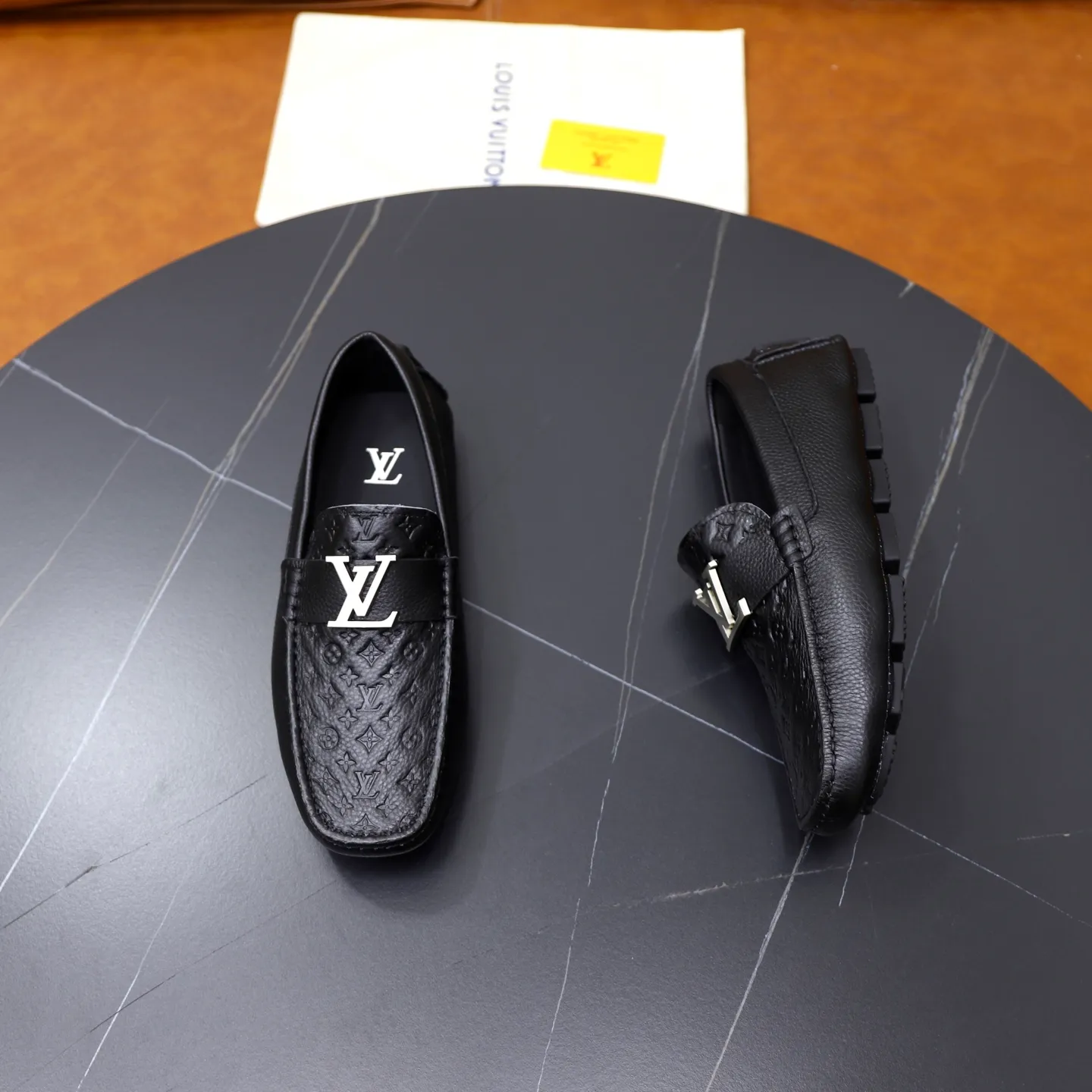Ex-factory price: 480💰【LV】Louis Vuitton ⚠️High-end men’s driving and pedal series ⚠️38-44 (customized for 45) ⚠️All original cowhide leather! Thick and soft! Made entirely of calfskin lining! Rubber sheet anti-slip beanie sole! Three-dimensional package technology! Fashionable and classic! Handicrafts! Original high quality! Feel free to compare!